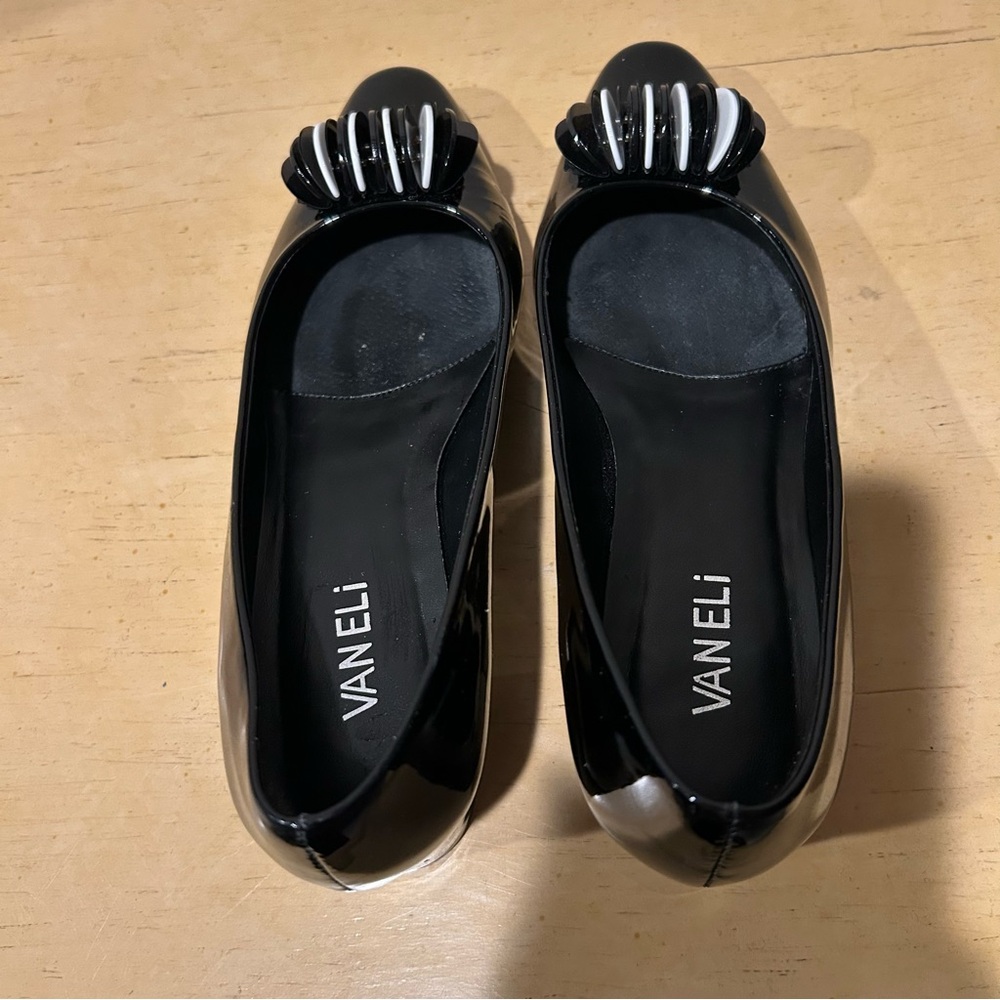 VANELI women’s black patent leather pump with decorative accent in size 7.5 - Picture 2 of 12